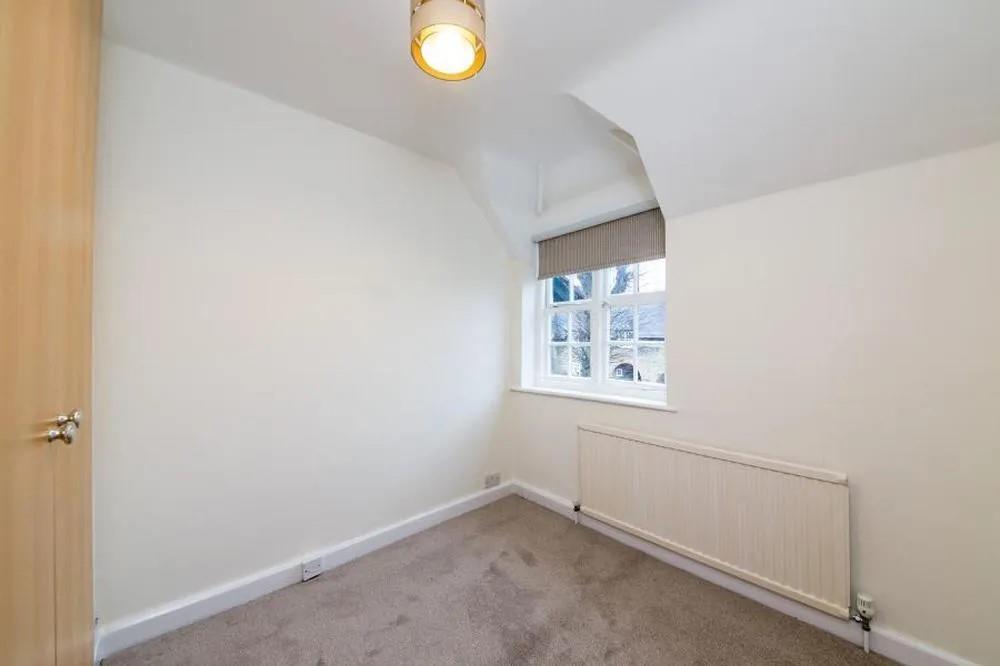 Asmuns Place, London